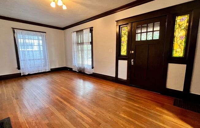 28 Grand NE- Midtown single family! Water included. Washer/dryer.