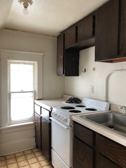 Studio, 1 bath, 400 sqft, $450, Unit 9