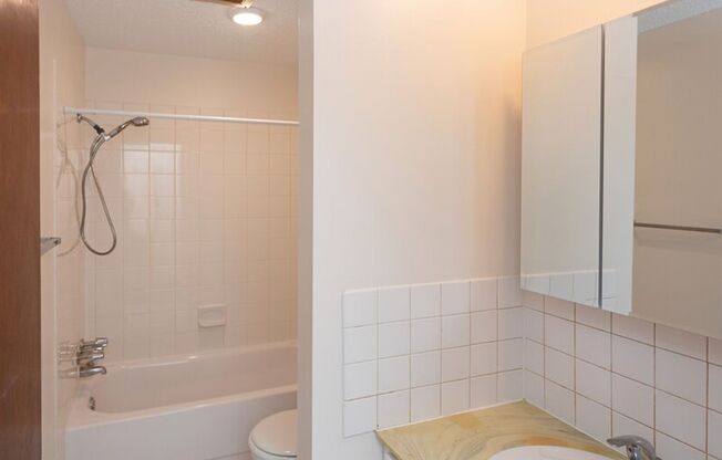 2 beds, 1 bath, 975 sqft, $1,450, Unit 2700-237