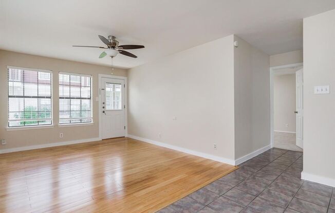 Charming 2 bd 2 bath Condo in Travis Oaks Condo in the Heart of Austin