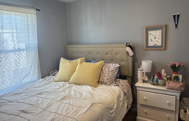 2 beds, 1 bath, $3,200, Unit 3F