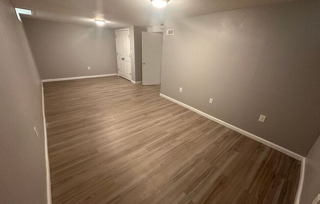 3 beds, 1 bath, $1,095, Unit 6004