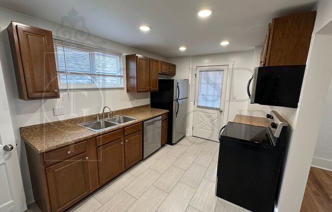 Avail Nov 10th: Beechview Single Family Home w/ Fenced Yard, Classic Hardwood Floors, Central AC, Washer/Dryer