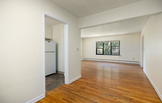 1 bed, 1 bath, 700 sqft, $1,595, Unit B306