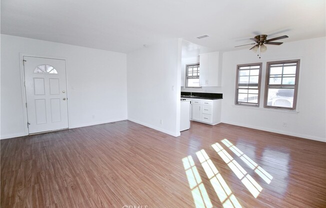 2 beds, 1 bath, 800 sqft, $1,395, Unit 12