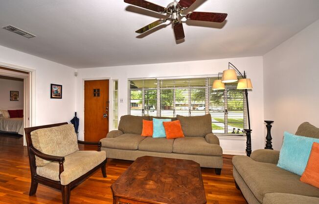 2 beds, 1 bath, $1,400, Unit UNIT # E