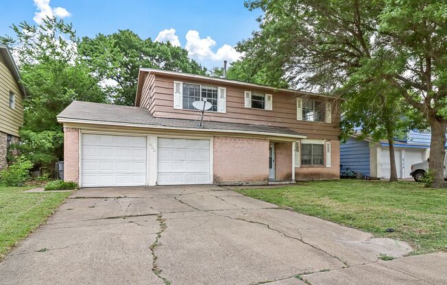 2-Story 4/2/2 with 2 Living areas and Computer Room in Lancaster!