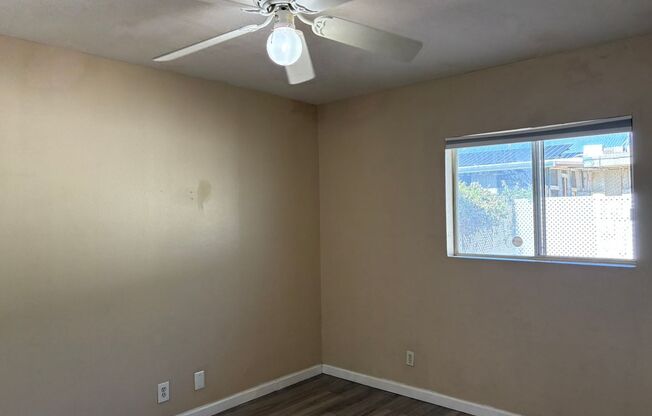 2 Bed 1 Bath Twin Home Unit in Youngtown, 1-car garage