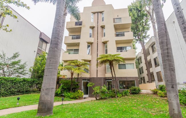 Highly Desireble Beverly Hills Condo