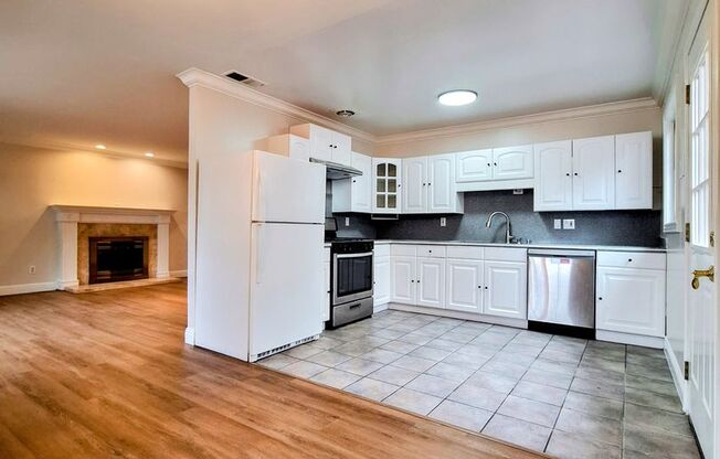 Beautiful Single Story House w/Low Maintenance Yards & In-unit Laundry