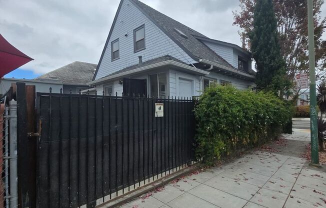 Upstairs 2bd/1ba Near Lake Merritt – $1,800
