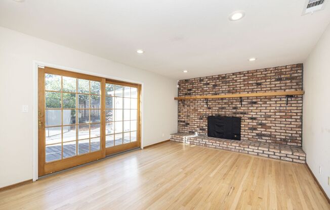 Spacious 3 Bed, 2.5 Bath Home in Quiet Neighborhood w/ AC + Pool!