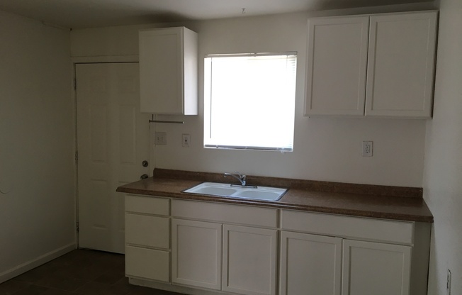 1 bed, 1 bath, $825, Unit B