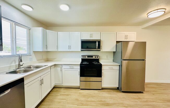 4424 Bellevue Newly Renovated Apartments with All Appliances Included!