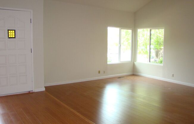 5-Bedroom, laminate floors, new carpet, 1 bedroom downstairs