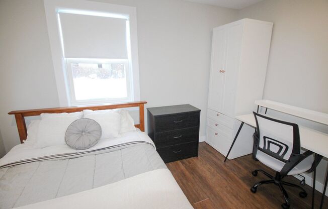 2 beds, 1 bath, $2,700, Unit Unit 2