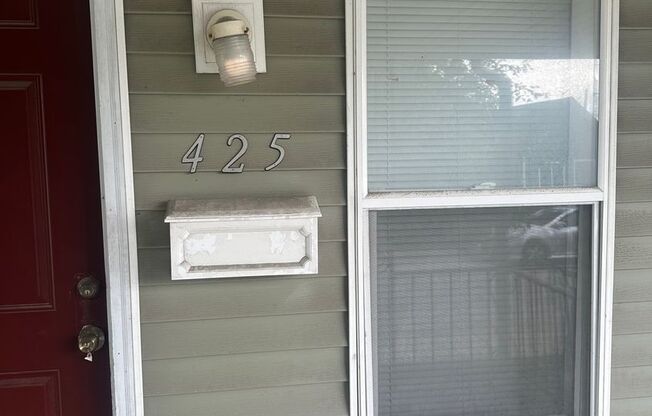 1 bed, 1 bath, 700 sqft, $780, Unit 425 Leeds Ave