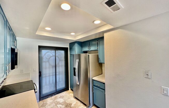 Stunning 2B/2BA townhouse w/ Garage and Washer/Dryer in University Heights!