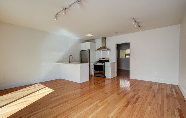 3100 W. LONDON ST.