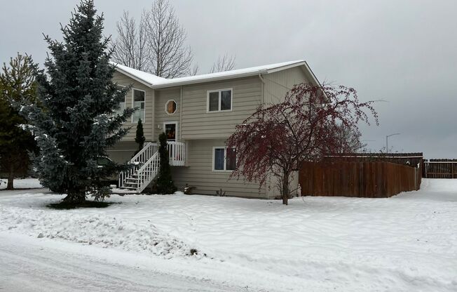 Single Family House off Turpin! 3 Bed/2 Bath/2 Car Garage!