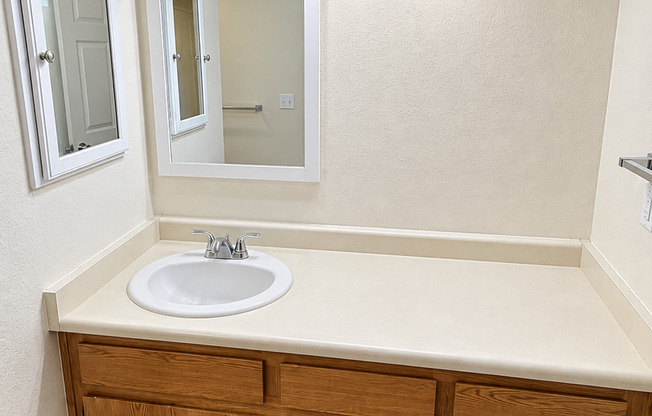 4 Bed Townhome - 1,250 Sq. Ft. + In-Unit W/D