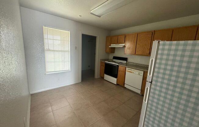 2 beds, 1 bath, 870 sqft, $1,000