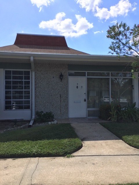 55+, quaint 2/1 in a gated community located close to employment, downtown, beaches and shopping.