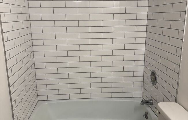 Studio, 1 bath, 350 sqft, $1,050, Unit Unit B5