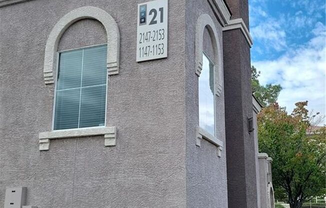 SOUTHWEST GATED 2-BED, 2-BATH FIRST-FLOOR UNIT!