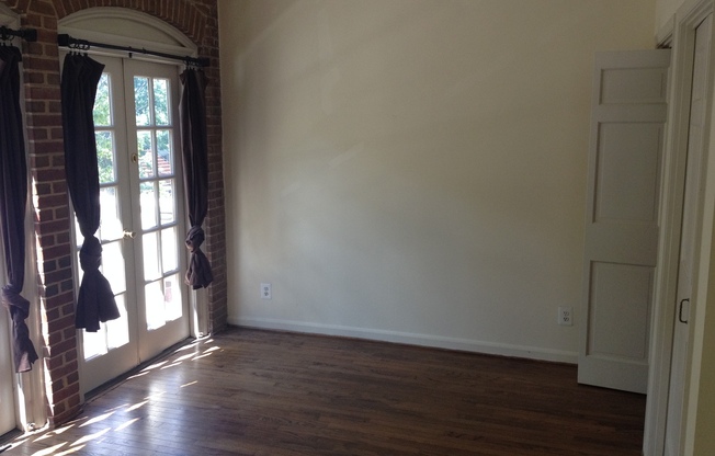 A charming one bedroom, one bath piggy-back townhouse apartment located in the heart of Dupont Circle in NW Washington DC while just a short walk to Foggy Bottom.