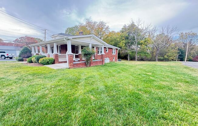 Amazing Brick 3 bed/2bath House Corner Lot Across from Winecoff Elementary