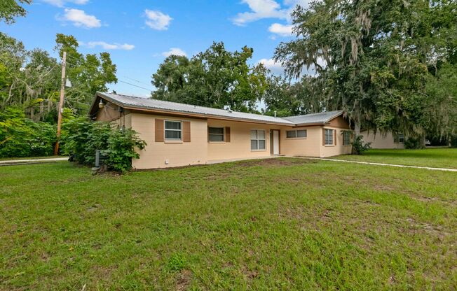 LEASE TERMS NEGOTIABLE Great location for this 3BR 3BA with large study/bonus room/game room! Bike to UF!