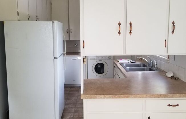 Near Franklin Park 2 br 1ba, stacked washer/dryer included.