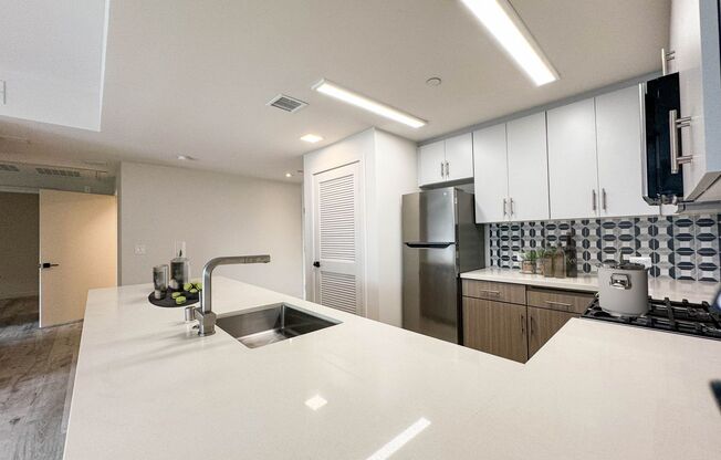 1 bed, 1 bath, 720 sqft, $2,395