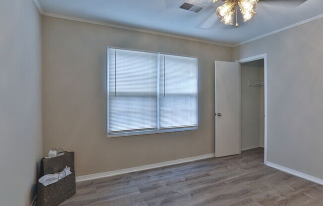 2 beds, 1 bath, 725 sqft, $899, Unit 813-20 FLAT R