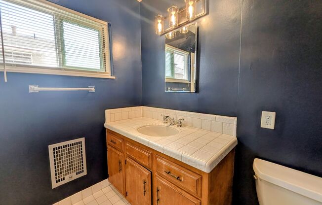 **MOVE-IN SPECIAL** 5 Bedroom House w/ A/C + Laundry near SDSU - Bright and Airy on Quiet Street!