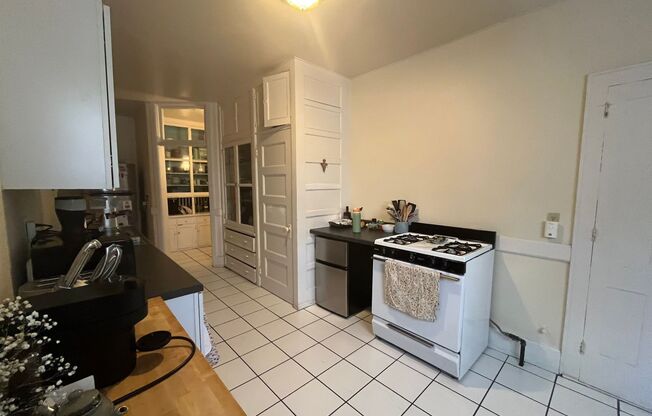 4 beds, 2 baths, $2,295, Unit 10