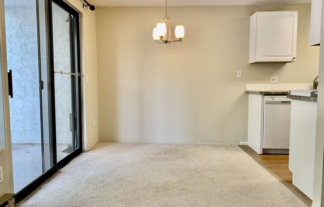 1 BD 1 BA Kirkland Ground Floor Condo!