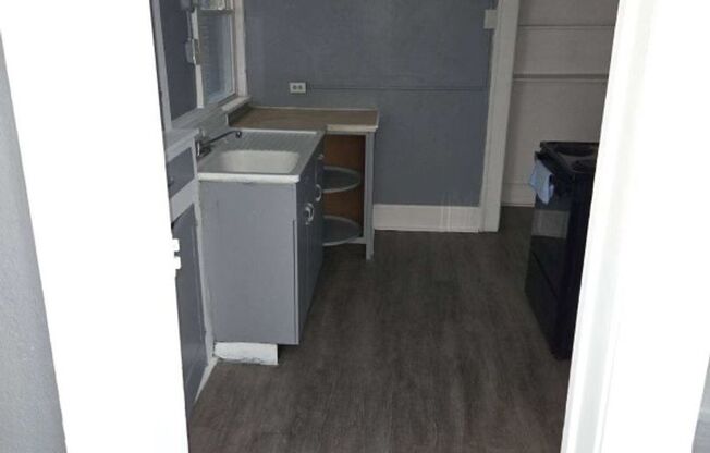 1 bed, 1 bath, $700, Unit 102