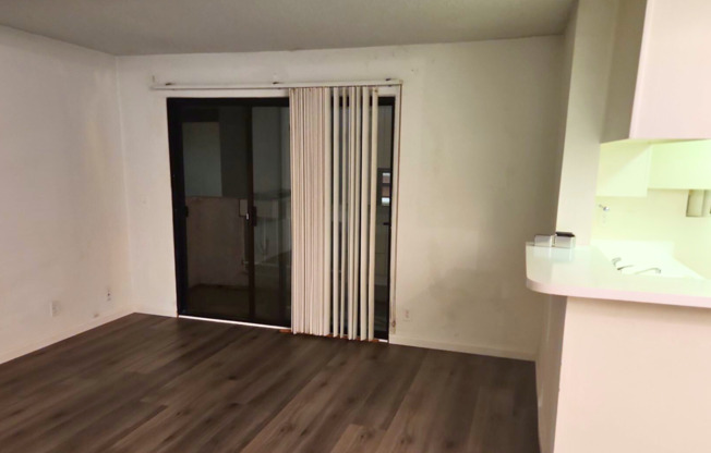 Live in the Heart of Beverly Hills: Charming Studio with Modern Updates – Apply Today!