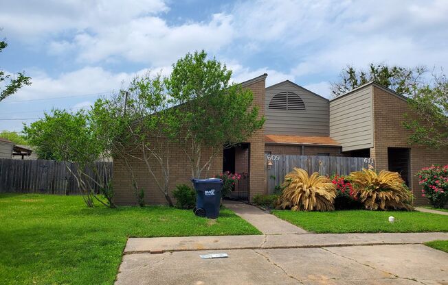 College Station - 2-bedroom, 1-bath Duplex for lease in College Station, on TAMU Shuttle.