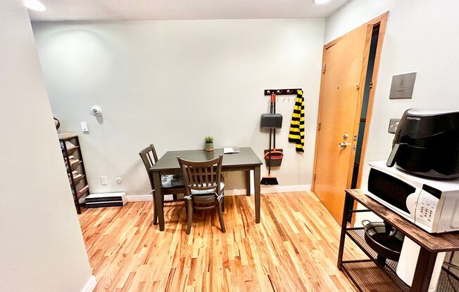Studio, 1 bath, 450 sqft, $1,700, Unit 25