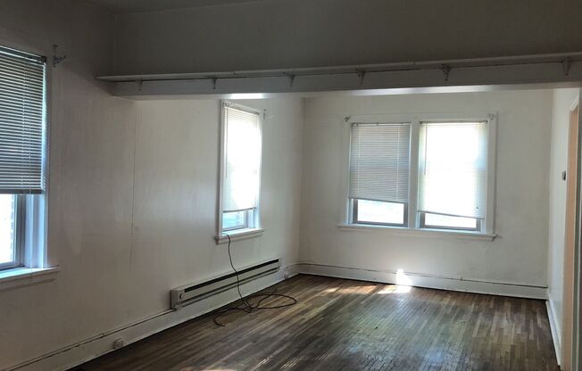 2 beds, 1 bath, $810, Unit B