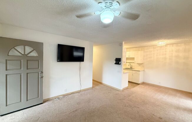 Beautiful Unfurnished 2bdrm / 1.5bath Palm Villas Unit with 2 Parking Stalls