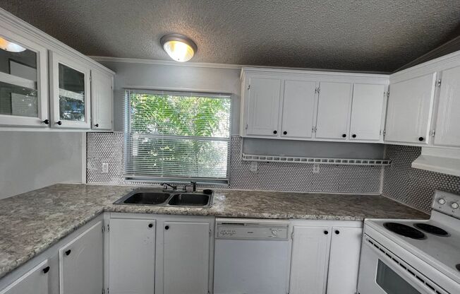 3 beds, 2 baths, $1,075, Unit Space 336