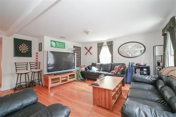 3 beds, 1 bath, 1,390 sqft, $3,100, Unit 2