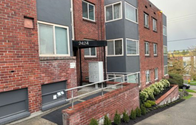 2424 E DENNY WAY
