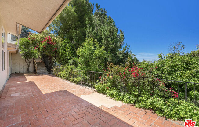 2385 Roscomare Rd