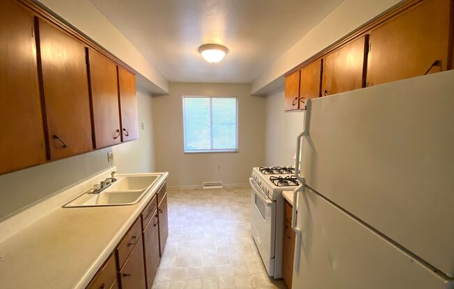 2 beds, 1 bath, 600 sqft, $750, Unit Unit 4