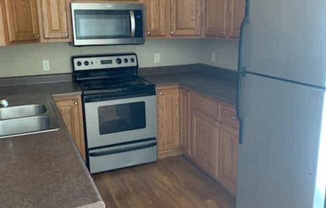 $1700 - 3 Bedroom, 2 Bathroom Townhome - Garage and Large Yard!